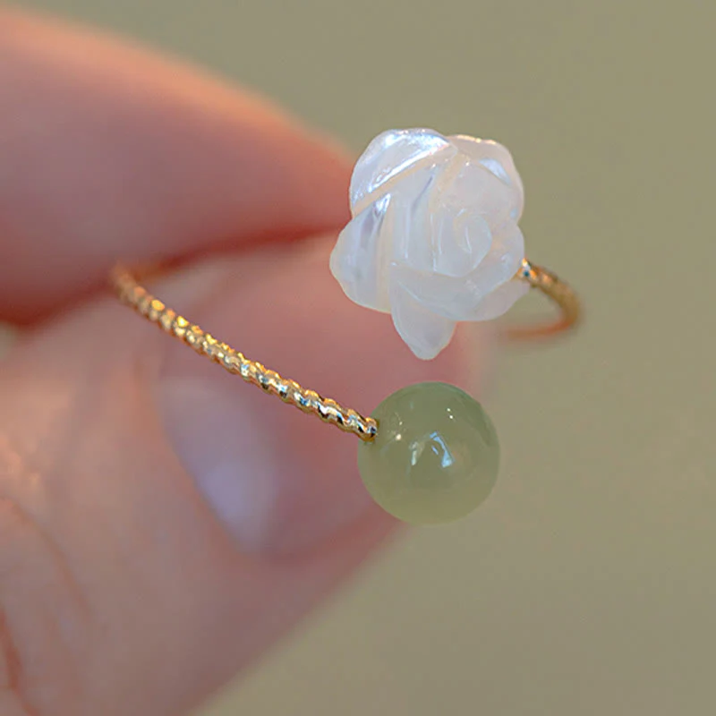 Anello di benedizione con perline di giada e fiore di rosa in pietra tridacna placcata in oro 14K Buddha Stones - Image 2