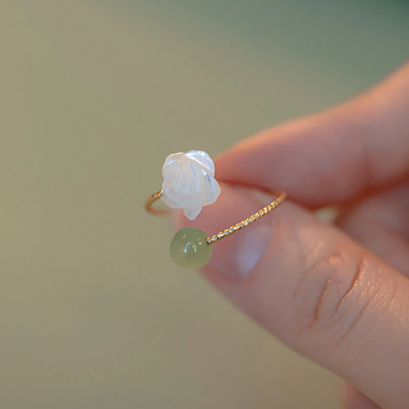 Anello di benedizione con perline di giada e fiore di rosa in pietra tridacna placcata in oro 14K Buddha Stones - Image 5