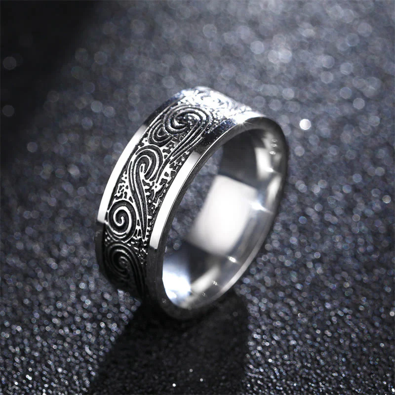 Anello in acciaio al titanio con motivo inciso a onde vintage e nuvole di buon auspicio