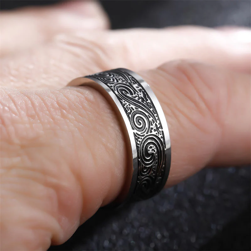 Anello in acciaio al titanio con motivo inciso a onde vintage e nuvole di buon auspicio - Image 4