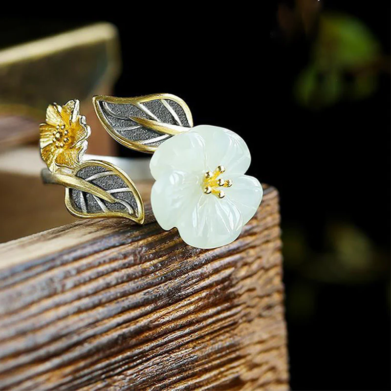 Anello portafortuna con fiore di prugna in giada bianca e rame placcato argento 925 Buddha Stones - Image 2