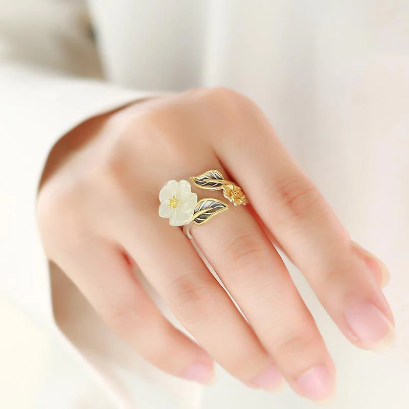 Anello portafortuna con fiore di prugna in giada bianca e rame placcato argento 925 Buddha Stones - Image 3