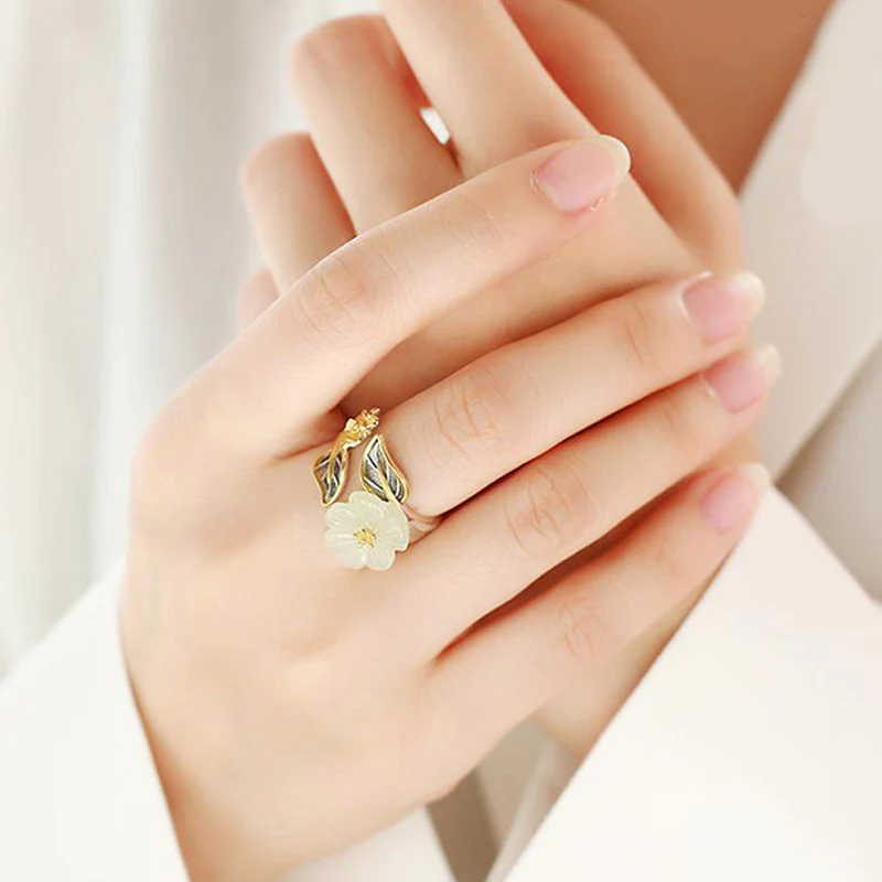 Anello portafortuna con fiore di prugna in giada bianca e rame placcato argento 925 Buddha Stones - Image 4