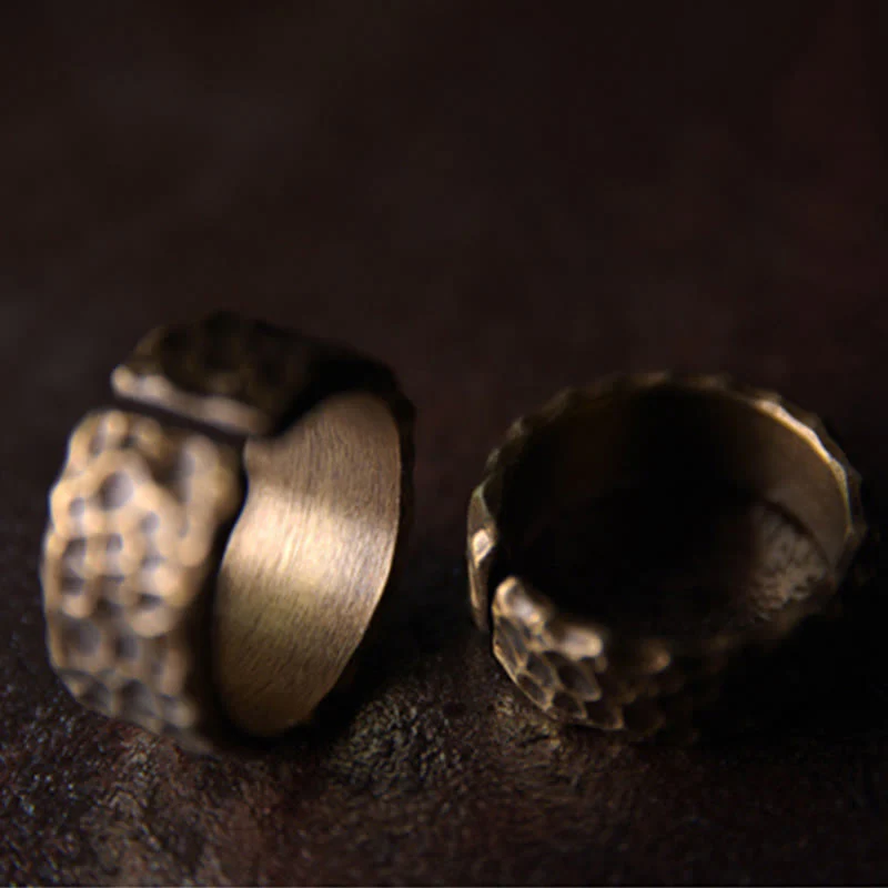 Anello portafortuna in ottone e rame con motivo a rilievo tibetano - Image 10