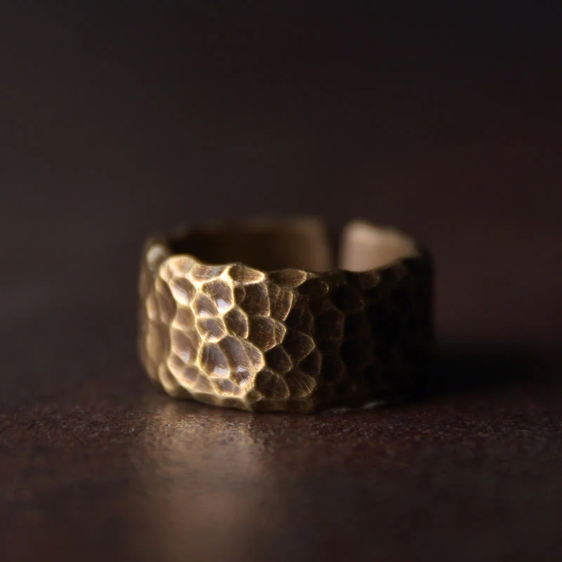 Anello portafortuna in ottone e rame con motivo a rilievo tibetano - Image 18