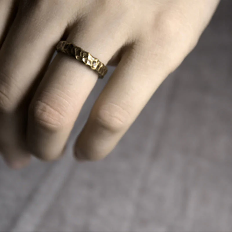 Anello portafortuna in ottone e rame con motivo a rilievo tibetano - Image 4