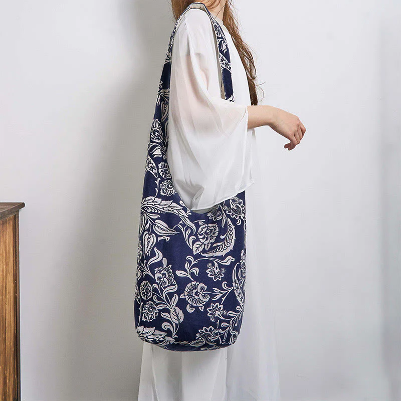 Borsa a tracolla in cotone con motivo a fiori blu navy e bianco Buddha Stones - Image 2
