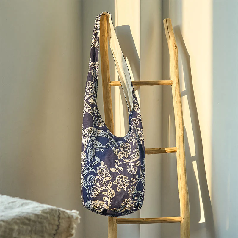 Borsa a tracolla in cotone con motivo a fiori blu navy e bianco Buddha Stones - Image 3
