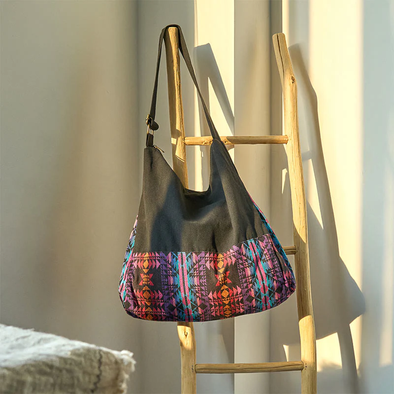 Borsa a tracolla in cotone con motivo geometrico rosso rosa e nero Buddha Stones - Image 2