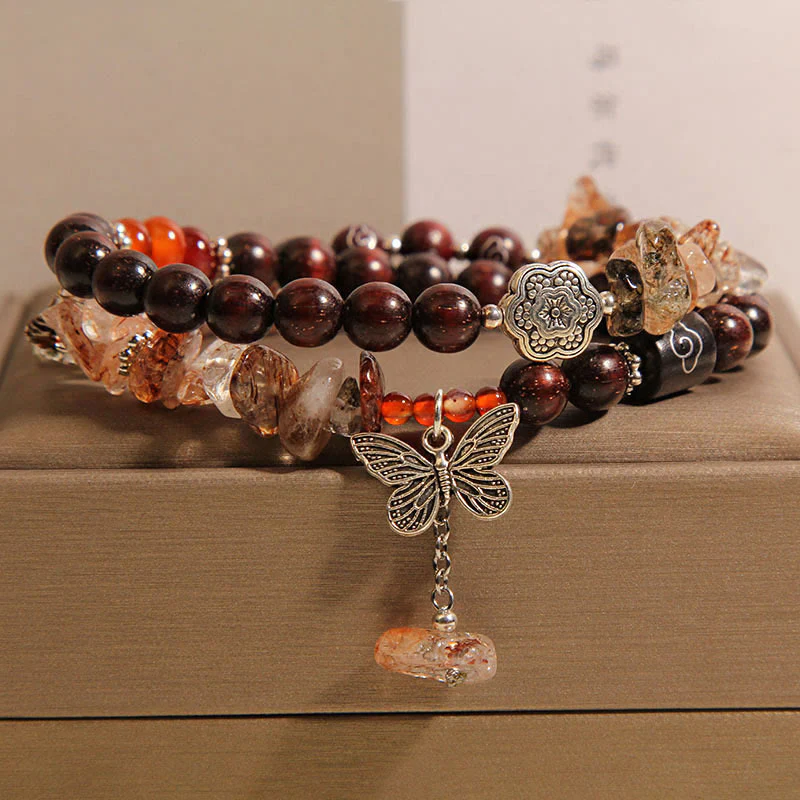 Bracciale con ciondolo a forma di farfalla con piccole foglie di sandalo rosso e quarzo rutilato naturale Buddha Stones