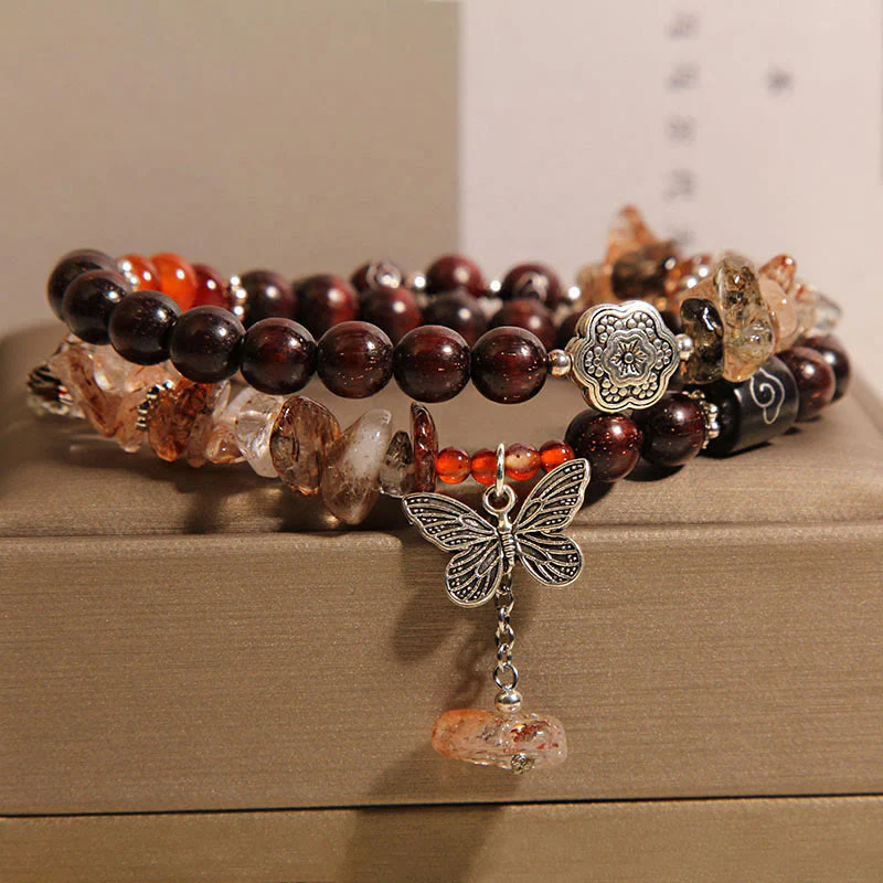 Bracciale con ciondolo a forma di farfalla con piccole foglie di sandalo rosso e quarzo rutilato naturale Buddha Stones - Image 6