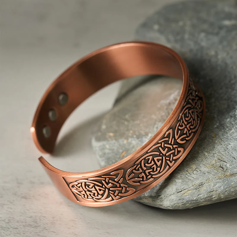 Bracciale rigido con polsino aperto e anello portafortuna con motivo astratto in rame Buddha Stones - Image 4
