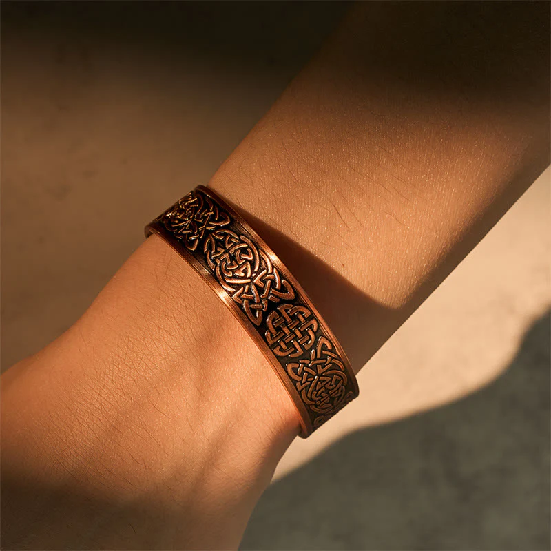 Bracciale rigido con polsino aperto e anello portafortuna con motivo astratto in rame Buddha Stones - Image 5