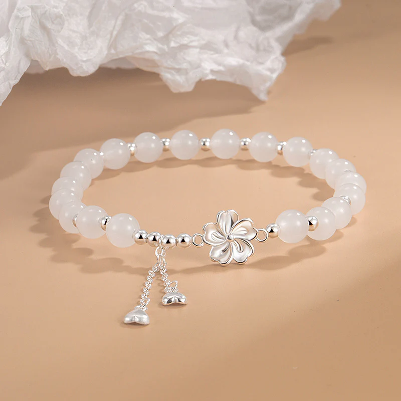 Braccialetto della fortuna con petali di fiori di pesco in giada bianca e Buddha Stones