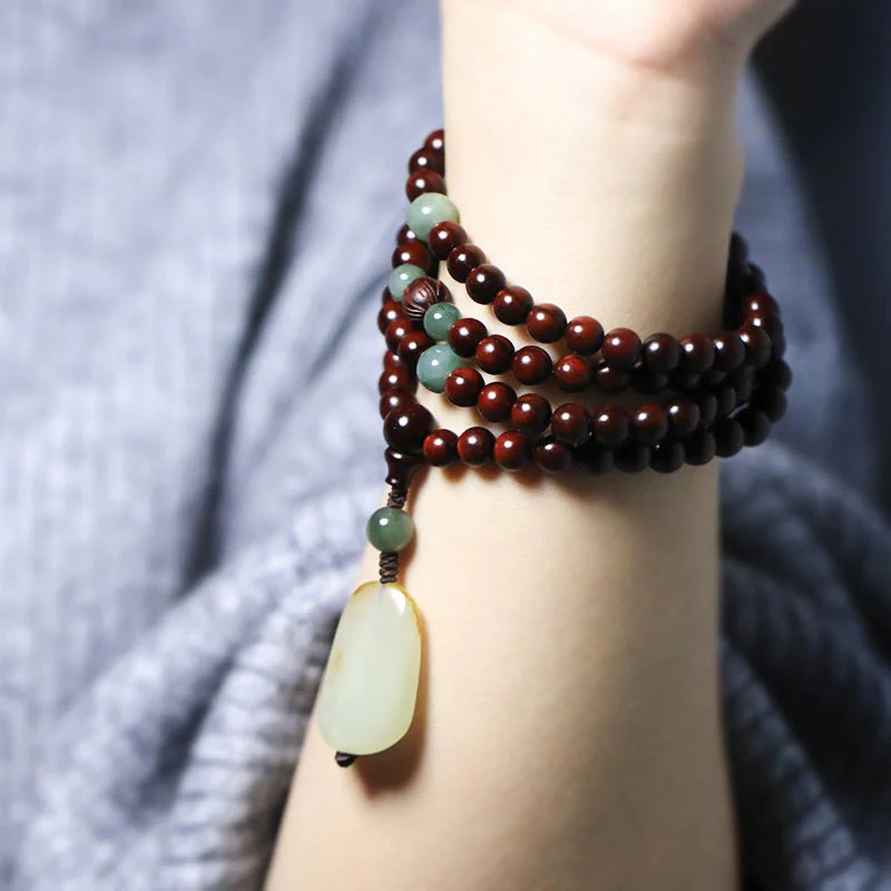 Braccialetto di meditazione Mala in giada di sandalo rosso con piccole foglie tibetane di Buddha Stones - Image 4