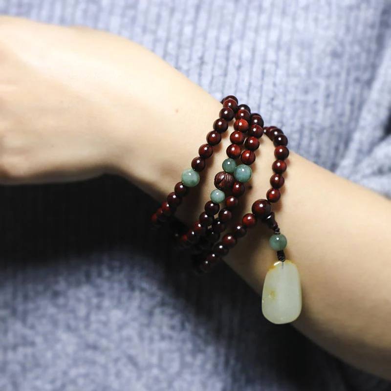 Braccialetto di meditazione Mala in giada di sandalo rosso con piccole foglie tibetane di Buddha Stones - Image 5