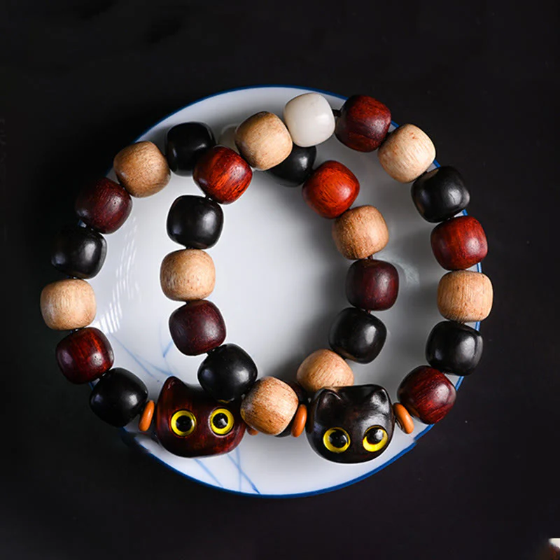 Braccialetto di protezione con incisione di gatto carino in legno di sandalo rosso e ebano con piccole foglie Buddha Stones - Image 2