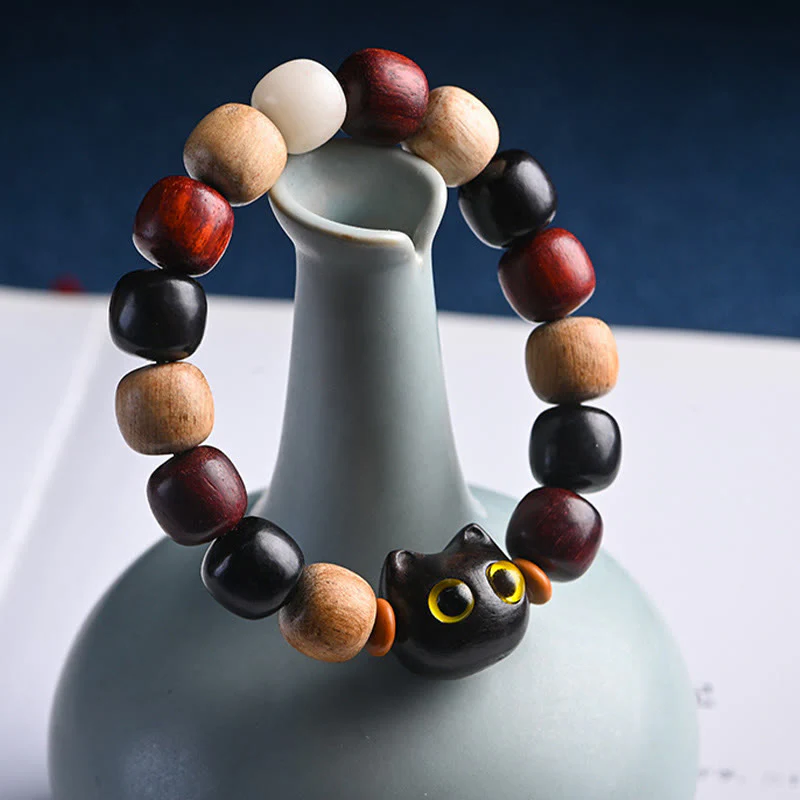 Braccialetto di protezione con incisione di gatto carino in legno di sandalo rosso e ebano con piccole foglie Buddha Stones - Image 3