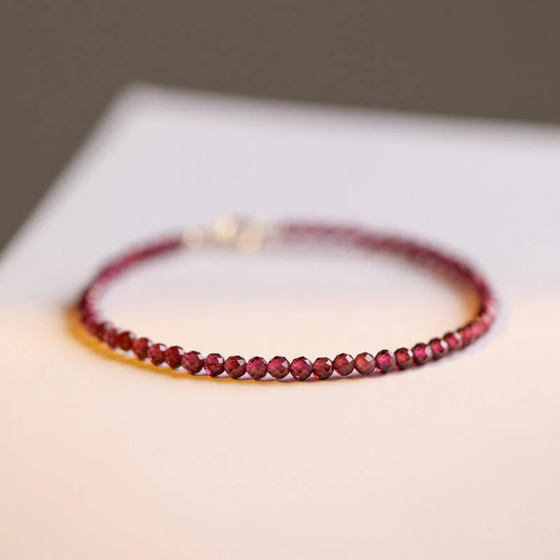 Braccialetto di protezione con perline ultrasottili di granato naturale piccolo da 3 mm Buddha Stones - Image 9