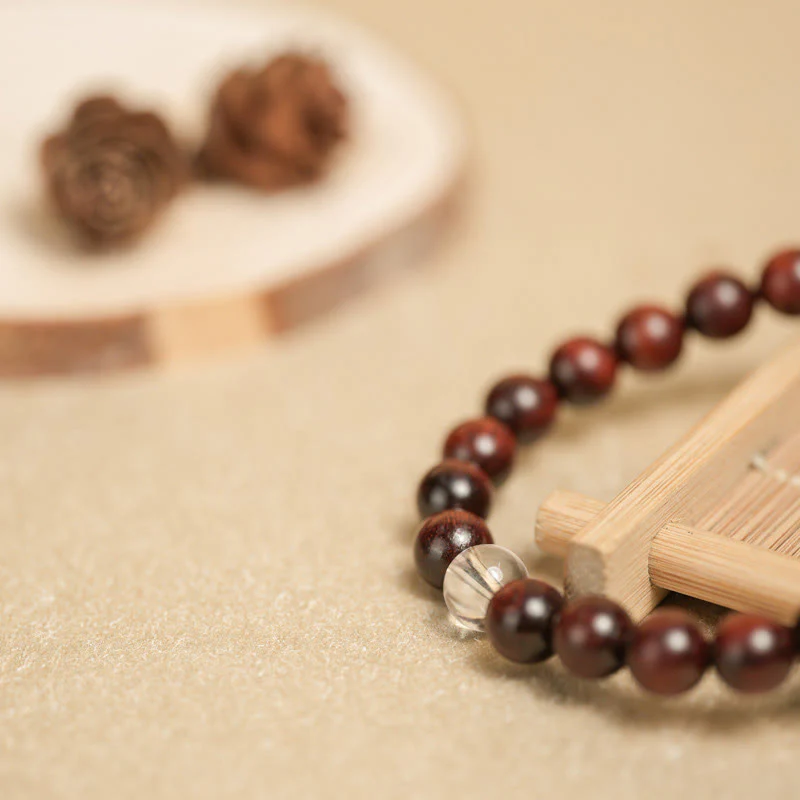 Braccialetto di protezione con piccole foglie di sandalo rosso e cristallo bianco Buddha Stones - Image 6