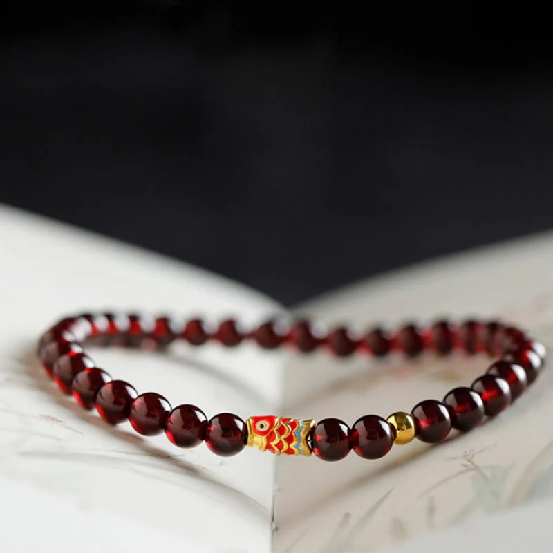 Braccialetto di protezione in granato naturale con pesce koi in oro 999 Buddha Stones - Image 2