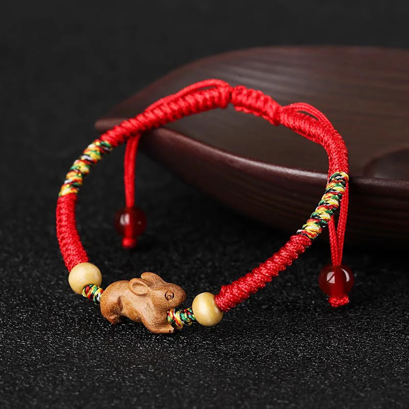 Braccialetto portafortuna in legno di pesca con corda rossa, fatto a mano, con zodiaco cinese di Buddha Stones