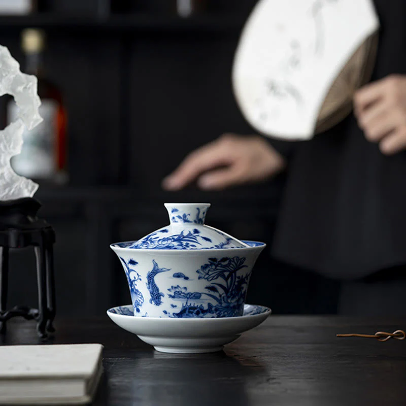 Buddha Stones Blu e Bianco Porcellana Loto Koi Pesce Danza del Leone Anguria Ceramica Gaiwan Sancai Tazza da Tè Kung Fu Tazza da Tè e Piattino con Coperchio 300ml - Image 6