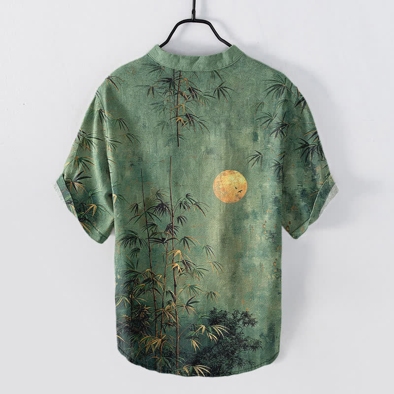 Buddha Stones Camicia da uomo a maniche corte con bottoni a mezzo bottone, stampata in cotone con motivo bambù e luna dorata. - Image 2