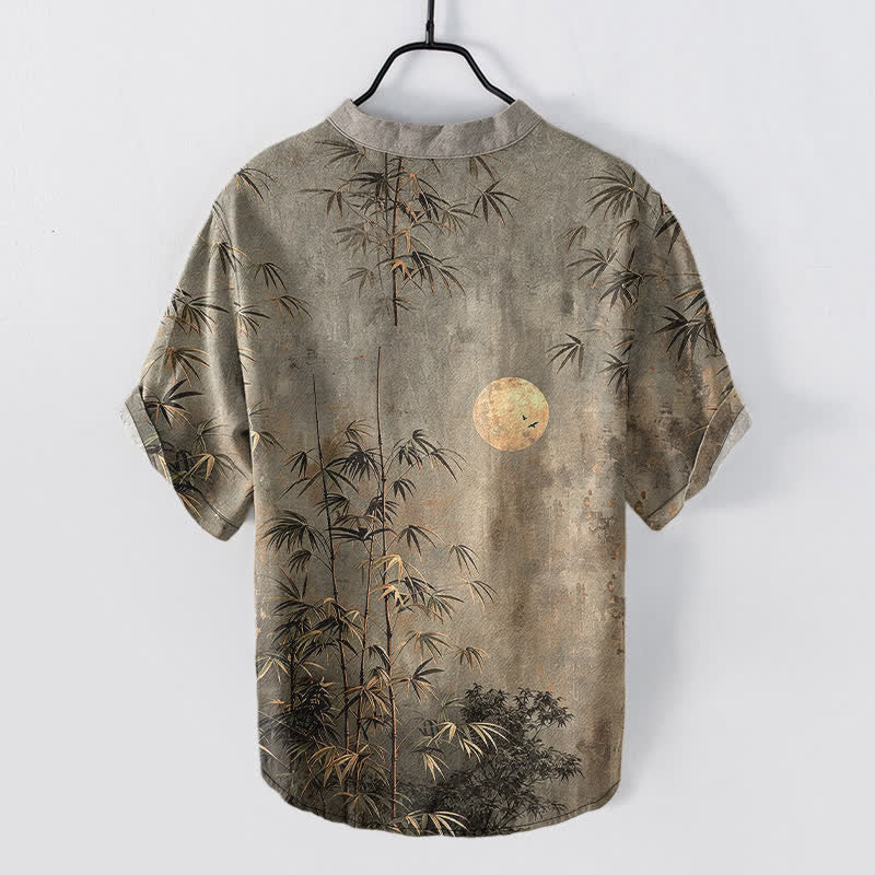 Buddha Stones Camicia da uomo a maniche corte con bottoni a mezzo bottone, stampata in cotone con motivo bambù e luna dorata. - Image 7