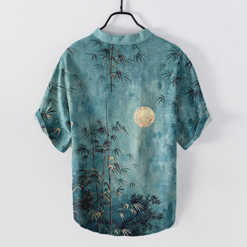 Buddha Stones Camicia da uomo a maniche corte con bottoni a mezzo bottone, stampata in cotone con motivo bambù e luna dorata. - Image 9