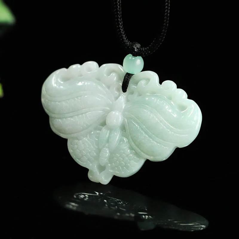 Buddha Stones Collana con ciondolo a forma di farfalla di giada e simbolo della prosperità