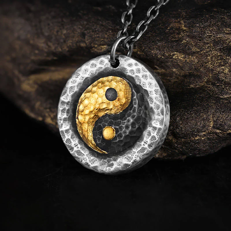 Buddha Stones Collana con ciondolo in argento sterling 999 e oro 999 con catena in acciaio al titanio e simbolo dell'equilibrio Yin Yang