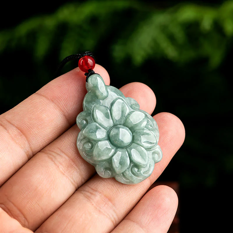 Buddha Stones Collana con ciondolo portafortuna con motivo floreale Kalanchoe blossfeldiana in giada naturale - Image 3
