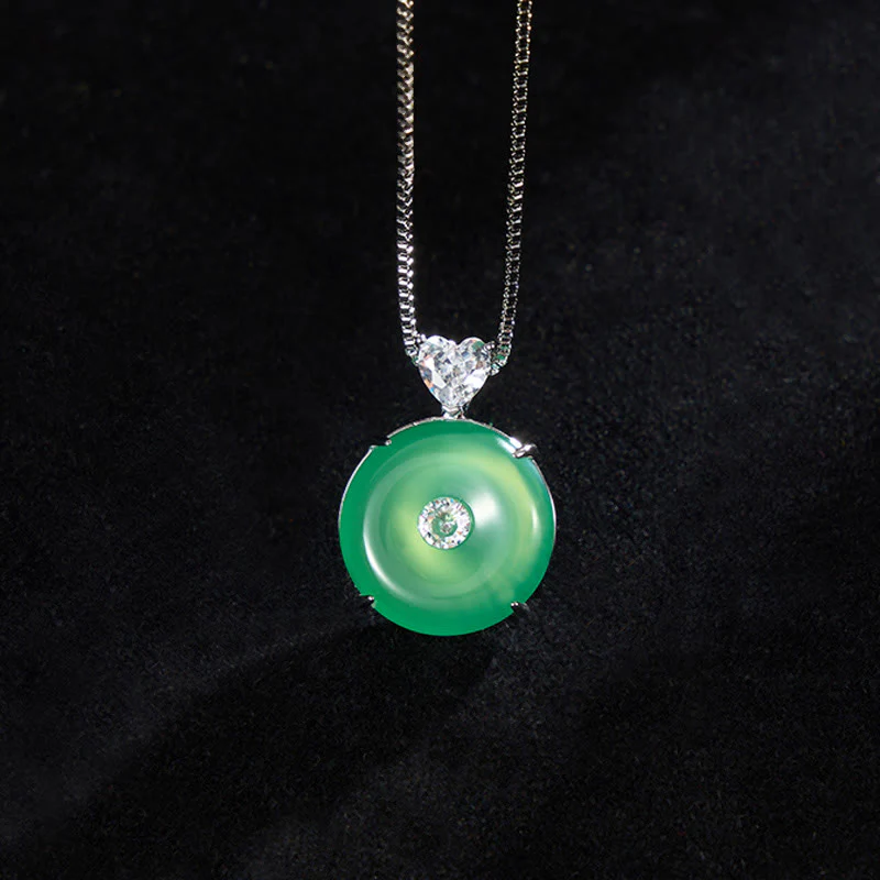 Buddha Stones Collana con fibbia Peace in calcedonio verde naturale e simbolo di forza.