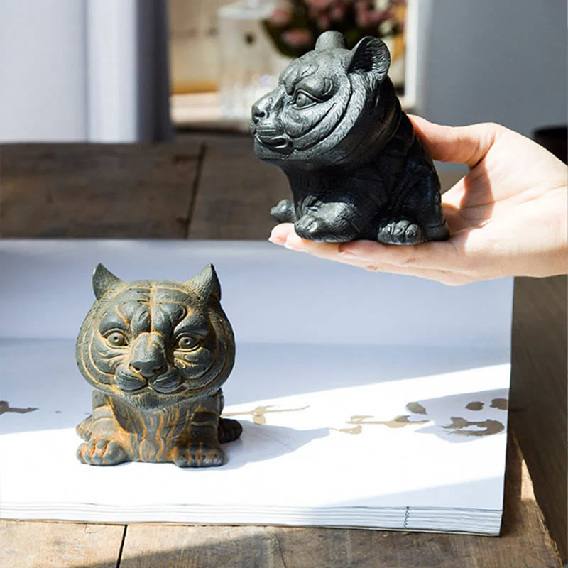 Buddha Stones Fatto a mano Piccola adorabile tigre in polvere di ferro ruggine statua in resina fusa decorazione per la casa - Image 15