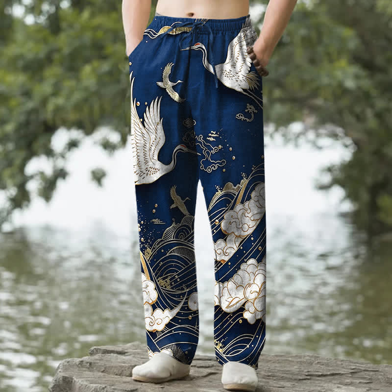 Buddha Stones Pantaloni da uomo affusolati in cotone bianco con motivo a onde e stampa gru, con tasche. - Image 7