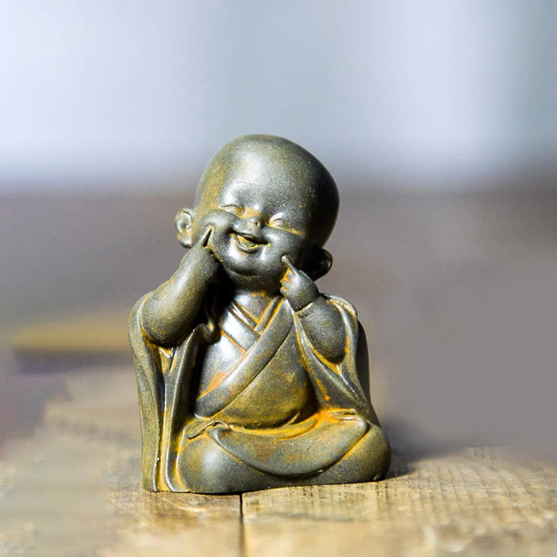 Buddha Stones Piccolo Monaco Meditante Ferro Polvere Ruggine Statua Resina Decorazione Scrivania - Image 11