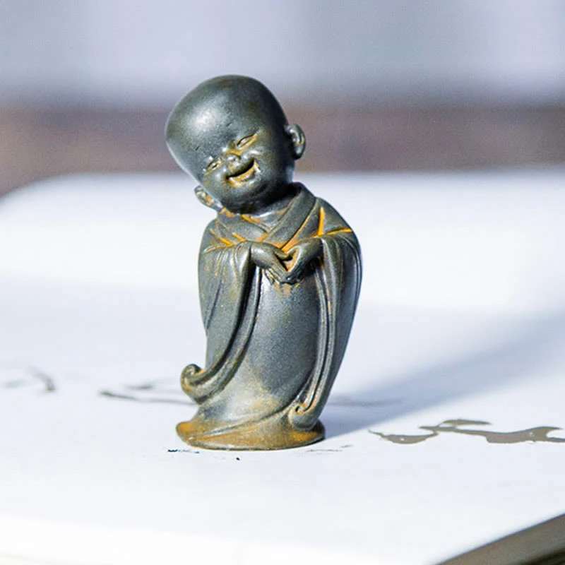 Buddha Stones Piccolo Monaco Meditante Ferro Polvere Ruggine Statua Resina Decorazione Scrivania - Image 23