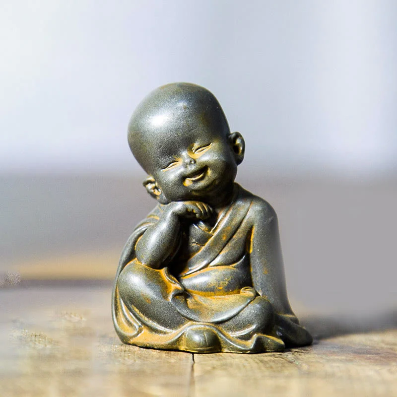 Buddha Stones Piccolo Monaco Meditante Ferro Polvere Ruggine Statua Resina Decorazione Scrivania - Image 5
