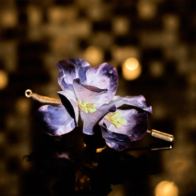 Buddha Stones Spilla artigianale in velluto di seta con fiore di iris viola chiaro