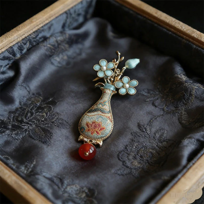 Buddha Stones Spilla elegante con design a vaso di fiori in broccato Song.