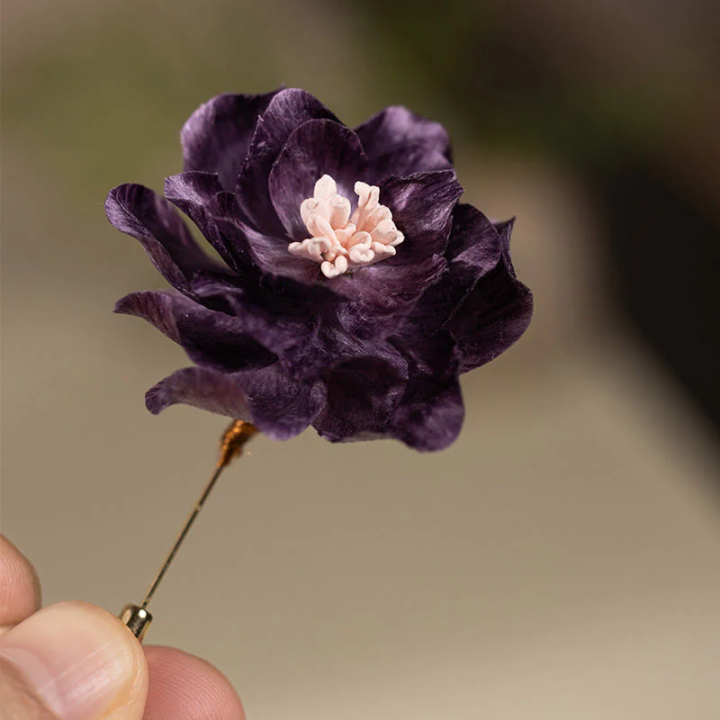 Buddha Stones Spilla portafortuna in seta lavorata a mano con fiore di peonia viola
