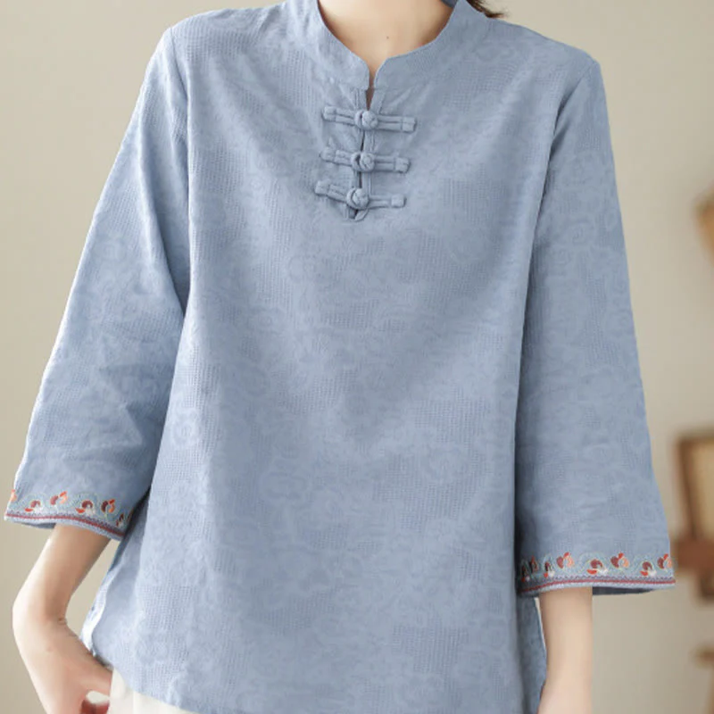 Camicia da donna in cotone e lino con maniche a tre quarti, modello girocollo, in jacquard casual con bottoni a rana e motivo Buddha Stones - Image 20