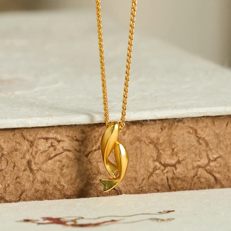 Collana con ciondolo a forma di pesce koi doppio con Buddha Stones e catena in ottone placcato oro 24k - Image 2