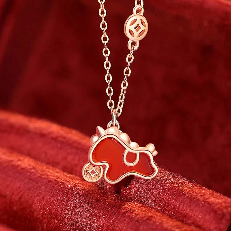 Collana con ciondolo a forma di moneta dell'anno del cavallo in argento sterling 925 Buddha Stones e agata rossa.