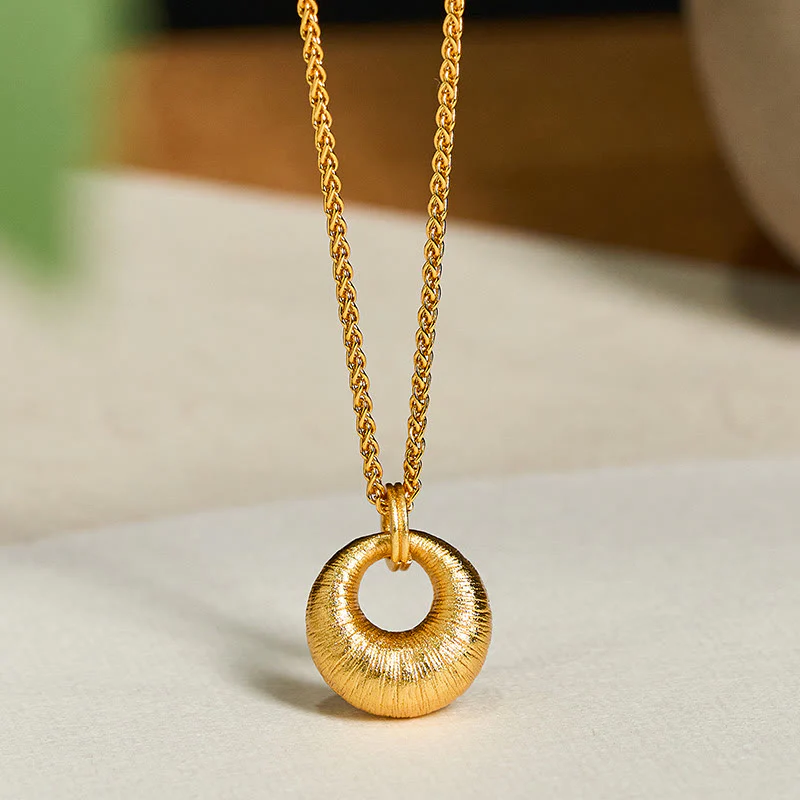Collana con ciondolo Buddha Stones in rame placcato oro 24k con fibbia della pace e texture, simbolo di ricchezza