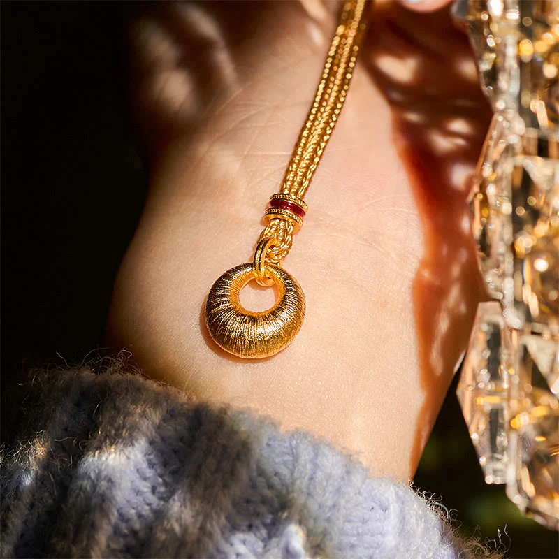 Collana con ciondolo Buddha Stones in rame placcato oro 24k con fibbia della pace e texture, simbolo di ricchezza - Image 13