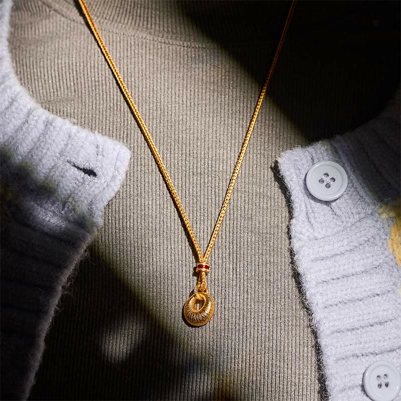 Collana con ciondolo Buddha Stones in rame placcato oro 24k con fibbia della pace e texture, simbolo di ricchezza - Image 14