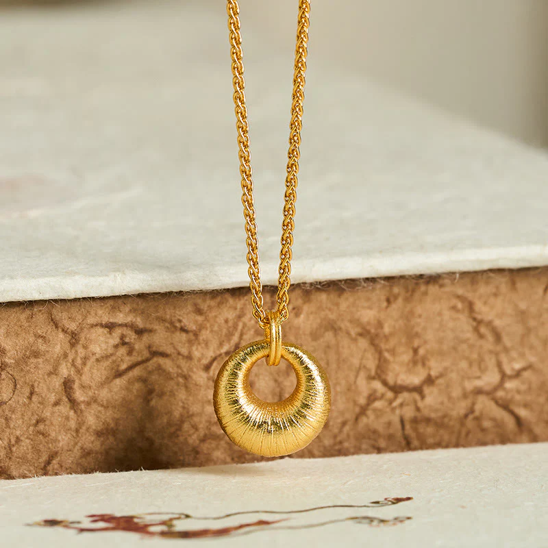 Collana con ciondolo Buddha Stones in rame placcato oro 24k con fibbia della pace e texture, simbolo di ricchezza - Image 2