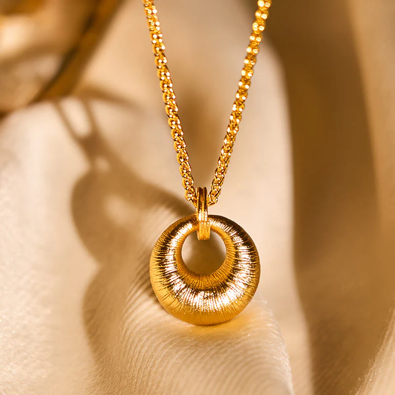 Collana con ciondolo Buddha Stones in rame placcato oro 24k con fibbia della pace e texture, simbolo di ricchezza - Image 4